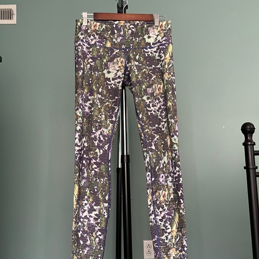 Lululemon long floral print leggings in size 8. Small pocket in waistband.